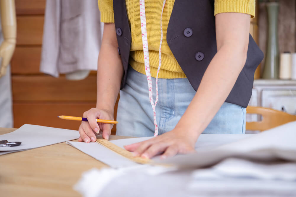 Szycie na zamówienie z brandingiem — kiedy ma przewagę nad gotową odzieżą?