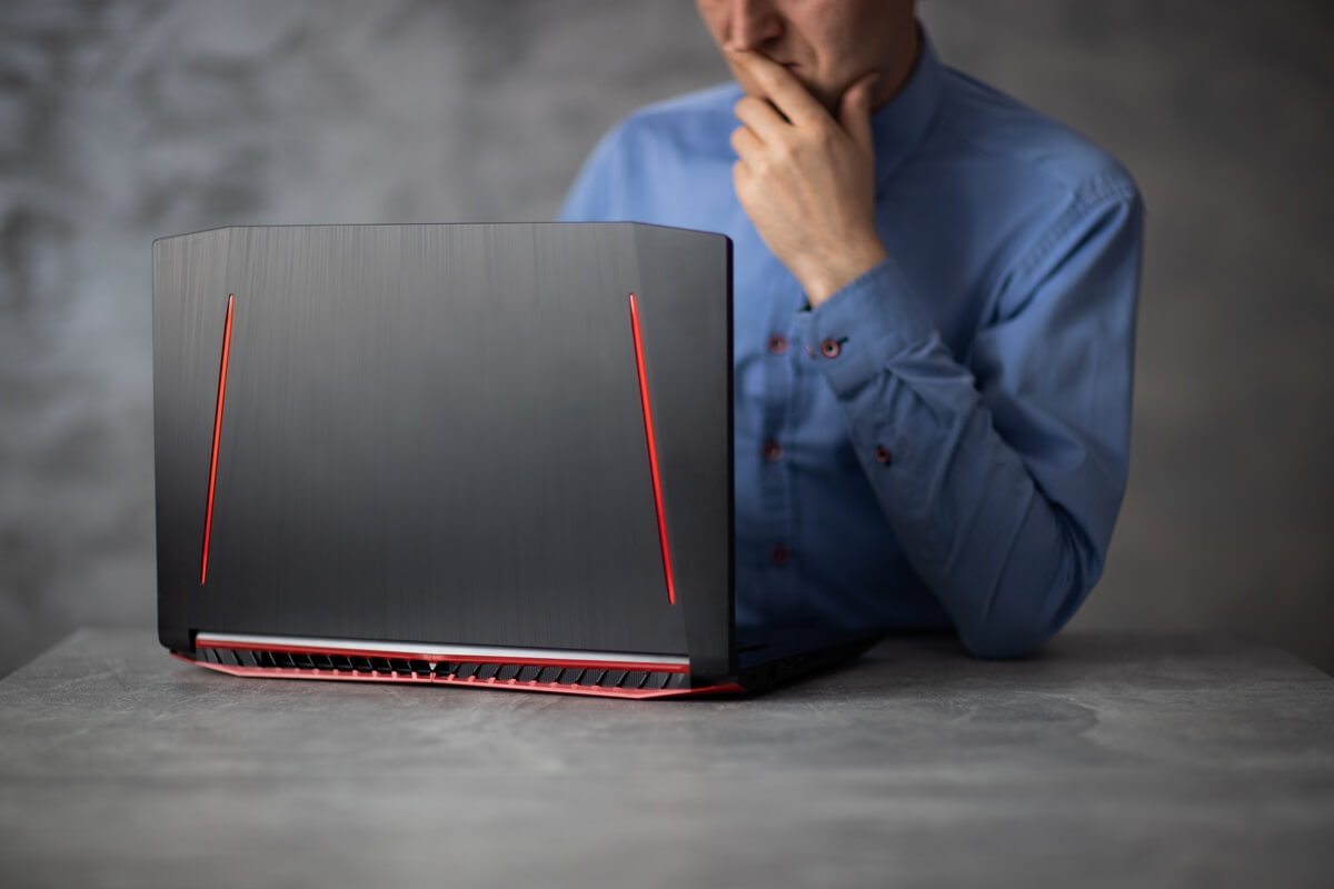 Koszule firmowe z logo – oxford, popelina czy flanela?