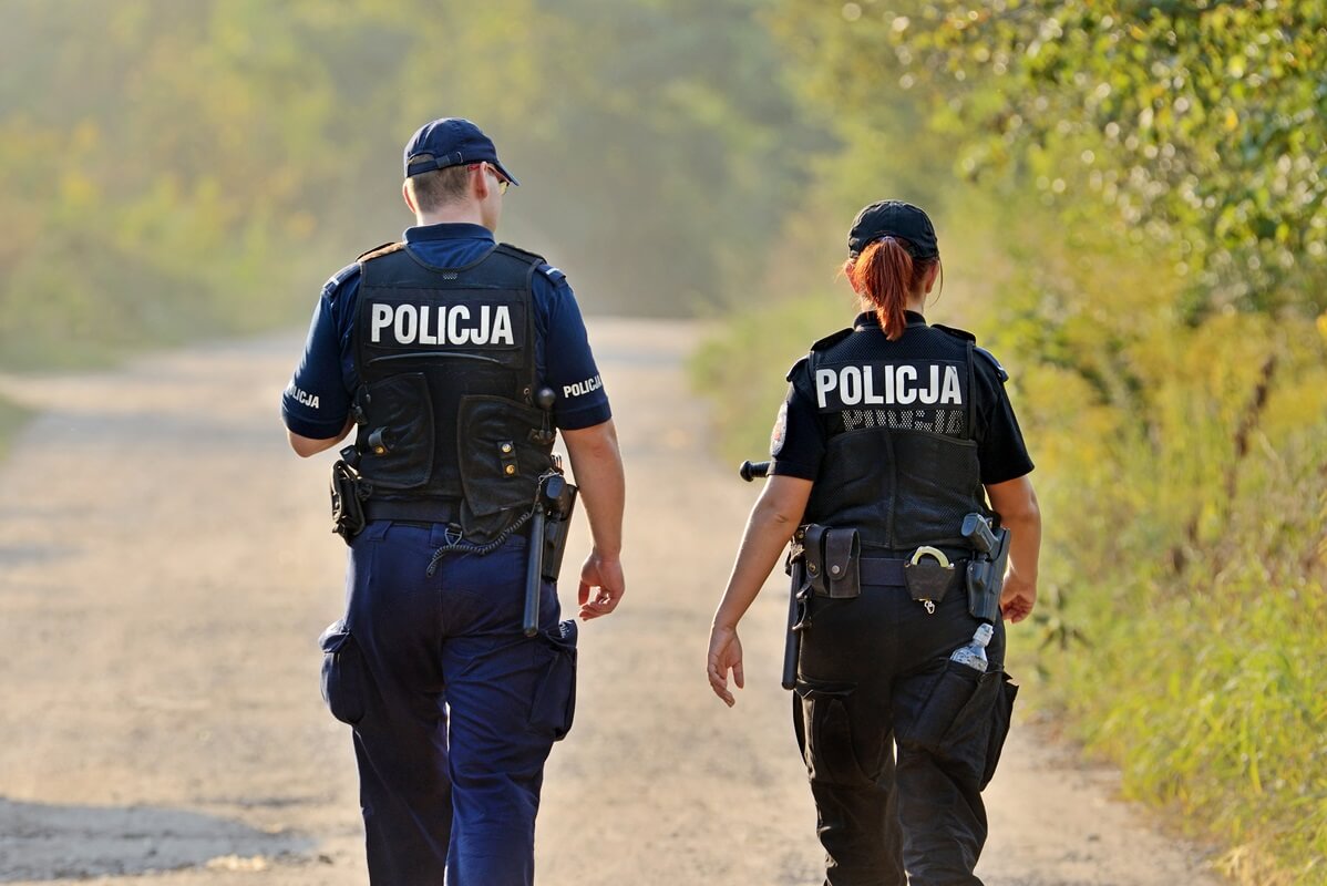 Odzież dla pracowników ochrony i służb mundurowych – wymagania i personalizacja