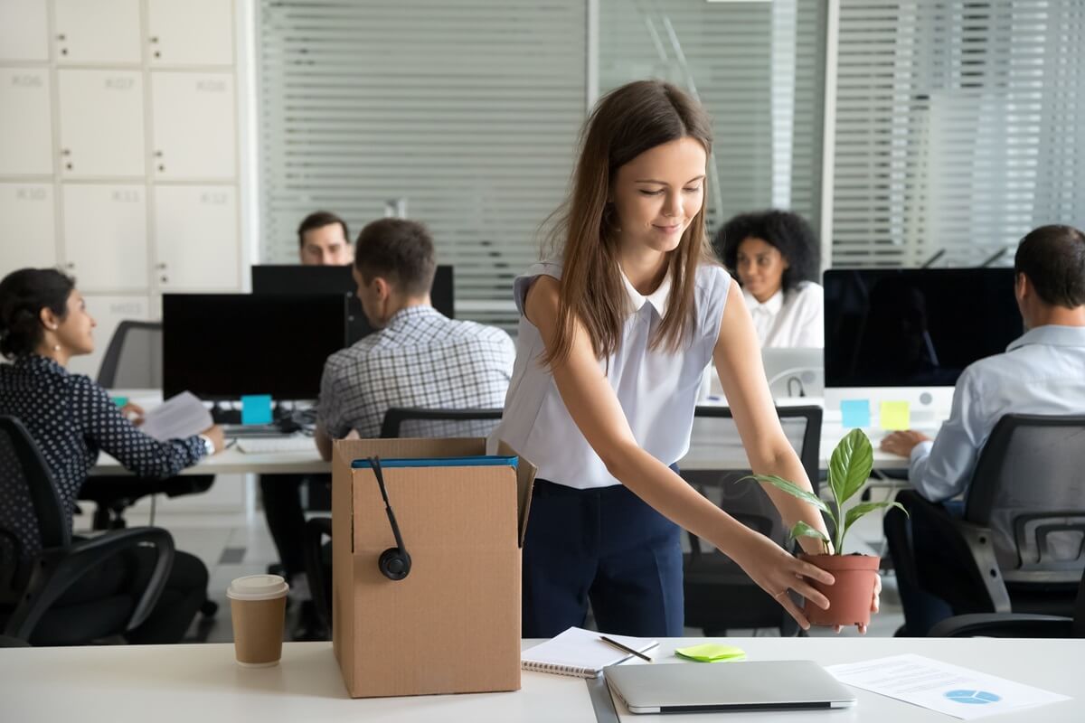 Jak stworzyć spójny pakiet powitalny dla nowego pracownika – welcome pack z odzieżą