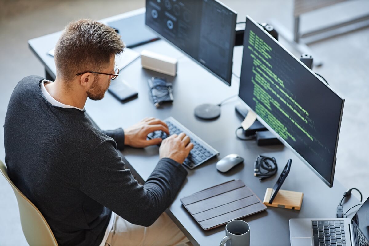 Odzież firmowa dla branży IT i startupów – jak ubrać zespół bez dress code
