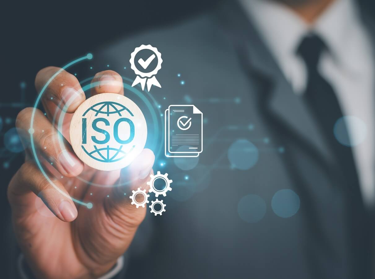 Co oznaczają normy EN ISO na odzieży roboczej – praktyczny przewodnik