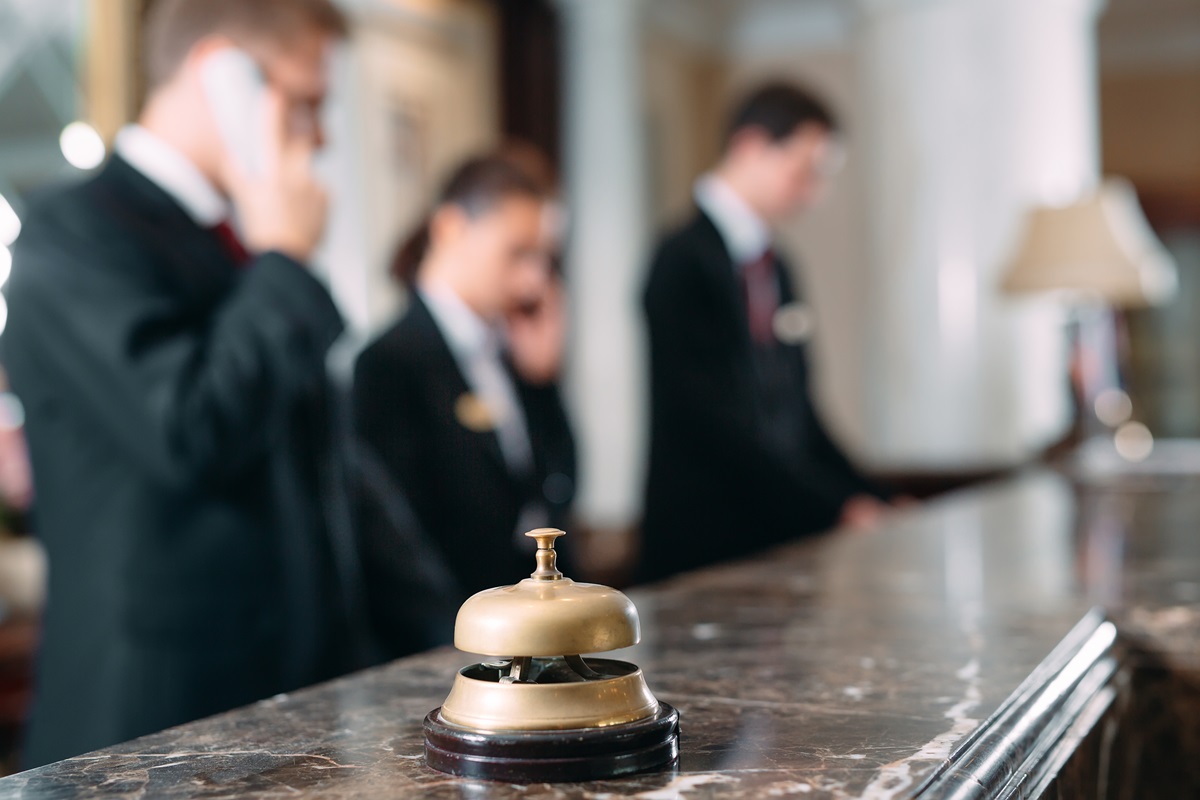 Odzież firmowa dla branży hotelowej – od recepcji po sprzątanie