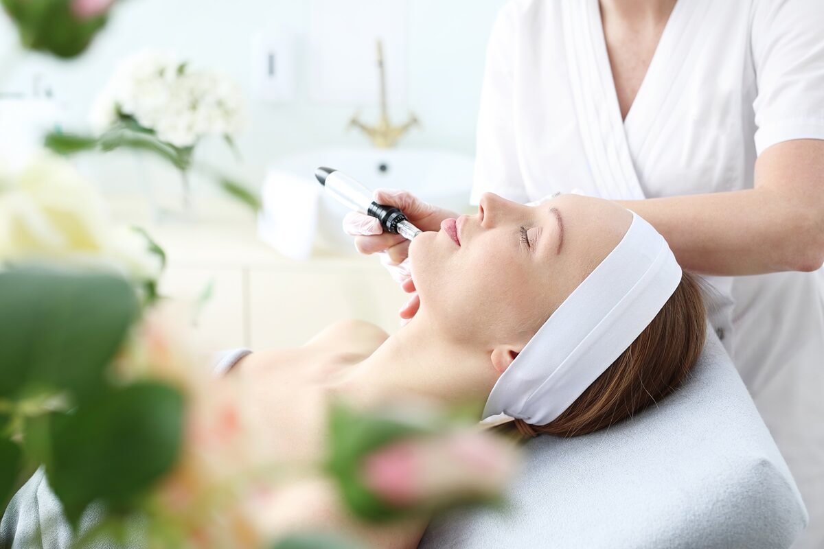 Odzież firmowa dla branży beauty – salony, spa i kosmetyczki