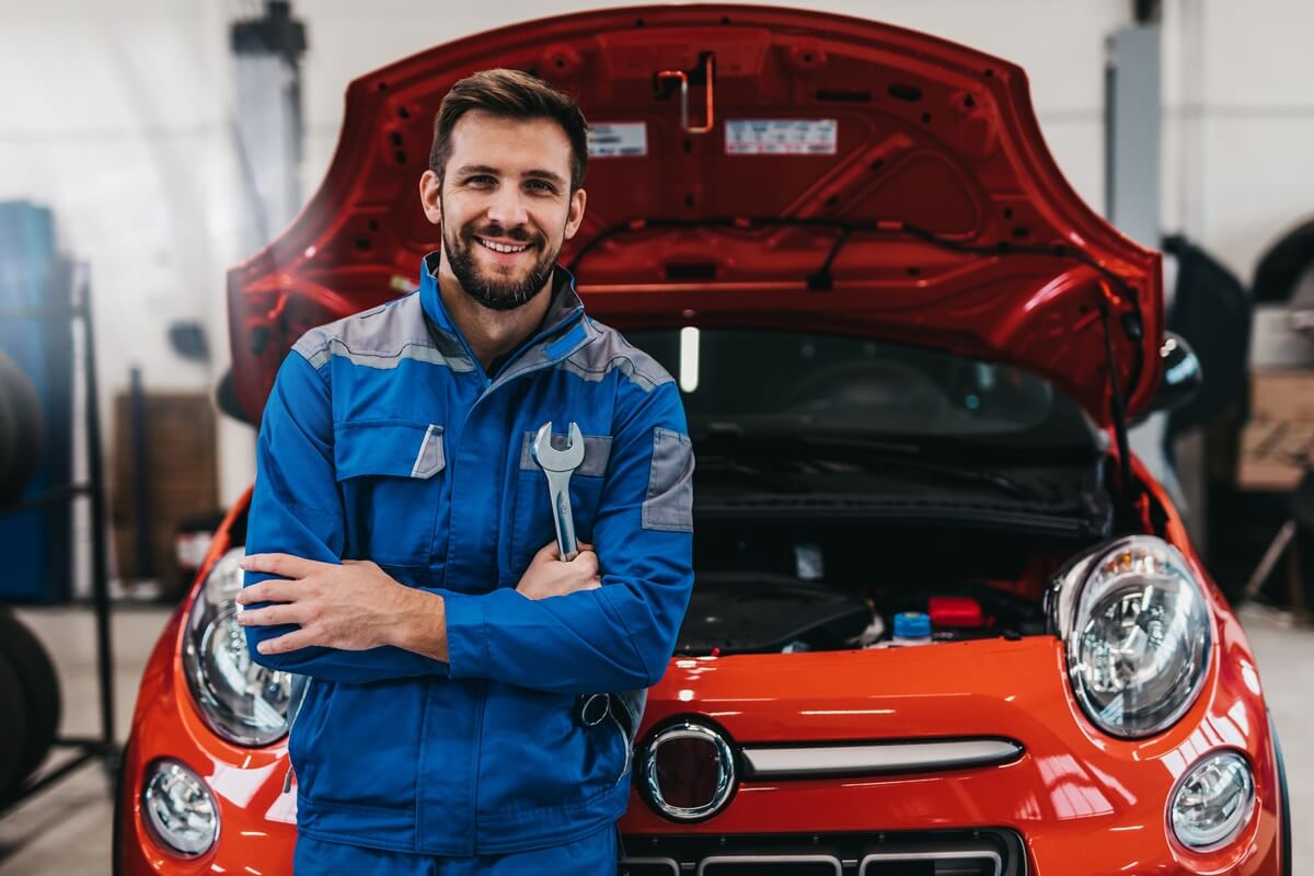Odzież dla pracowników automotive – mechanicy, salony, serwisy
