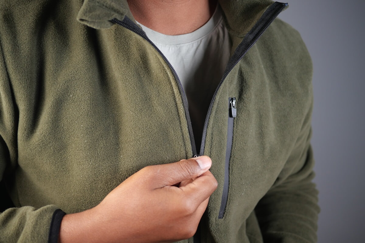 Bluzy polar fleece vs polar z membraną – różnice techniczne i zastosowania