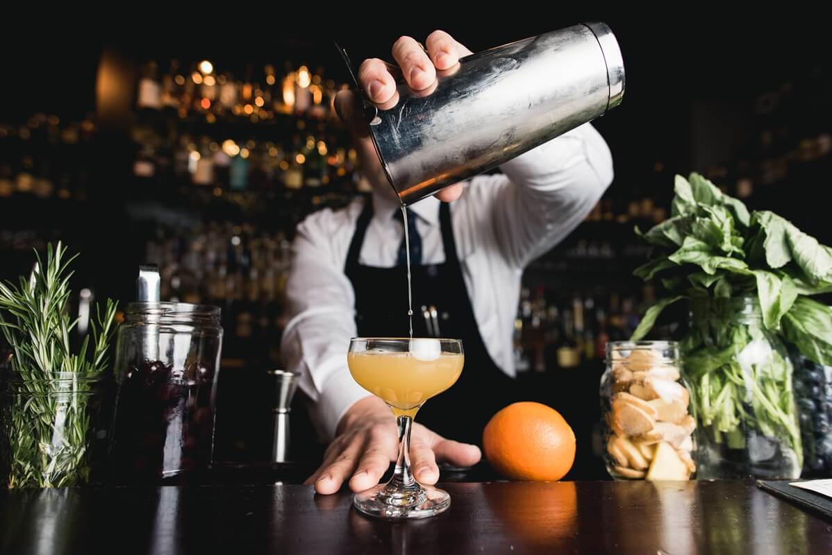 Uniformy dla barmanów i sommelierów – elegancja z personalizacją